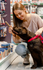 Mulher com cachorro em uma loja de pets